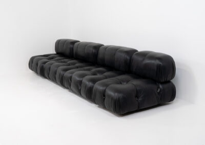 “Camaleonda” sofa by Mario Bellini for C&B Italia, 1970s This particular Camaleonda sofa represents a first edition crafted by C&B Italia, the predecessor of B&B Italia. Upholstered in its original black leather fabric, it comprises four modular sections totaling ten pieces. Originating from the 1970s, it has signs of use expected with its age, yet remains free from tears or significant scratches. The leather retains a remarkable vintage condition, adorned with a beautiful patina.