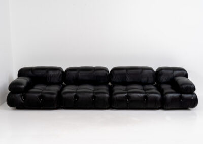 “Camaleonda” sofa by Mario Bellini for C&B Italia, 1970s This particular Camaleonda sofa represents a first edition crafted by C&B Italia, the predecessor of B&B Italia. Upholstered in its original black leather fabric, it comprises four modular sections totaling ten pieces. Originating from the 1970s, it has signs of use expected with its age, yet remains free from tears or significant scratches. The leather retains a remarkable vintage condition, adorned with a beautiful patina.