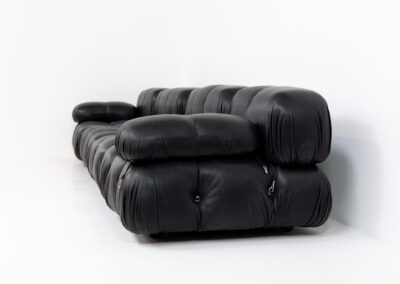 “Camaleonda” sofa by Mario Bellini for C&B Italia, 1970s This particular Camaleonda sofa represents a first edition crafted by C&B Italia, the predecessor of B&B Italia. Upholstered in its original black leather fabric, it comprises four modular sections totaling ten pieces. Originating from the 1970s, it has signs of use expected with its age, yet remains free from tears or significant scratches. The leather retains a remarkable vintage condition, adorned with a beautiful patina.
