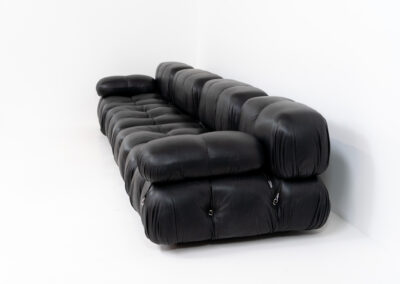 “Camaleonda” sofa by Mario Bellini for C&B Italia, 1970s This particular Camaleonda sofa represents a first edition crafted by C&B Italia, the predecessor of B&B Italia. Upholstered in its original black leather fabric, it comprises four modular sections totaling ten pieces. Originating from the 1970s, it has signs of use expected with its age, yet remains free from tears or significant scratches. The leather retains a remarkable vintage condition, adorned with a beautiful patina.
