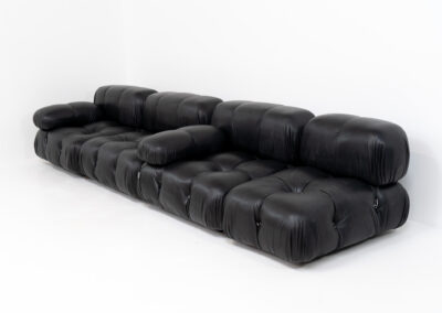 “Camaleonda” sofa by Mario Bellini for C&B Italia, 1970s This particular Camaleonda sofa represents a first edition crafted by C&B Italia, the predecessor of B&B Italia. Upholstered in its original black leather fabric, it comprises four modular sections totaling ten pieces. Originating from the 1970s, it has signs of use expected with its age, yet remains free from tears or significant scratches. The leather retains a remarkable vintage condition, adorned with a beautiful patina.