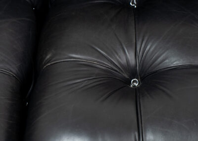 “Camaleonda” sofa by Mario Bellini for C&B Italia, 1970s This particular Camaleonda sofa represents a first edition crafted by C&B Italia, the predecessor of B&B Italia. Upholstered in its original black leather fabric, it comprises four modular sections totaling ten pieces. Originating from the 1970s, it has signs of use expected with its age, yet remains free from tears or significant scratches. The leather retains a remarkable vintage condition, adorned with a beautiful patina.