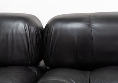 “Camaleonda” sofa by Mario Bellini for C&B Italia, 1970s This particular Camaleonda sofa represents a first edition crafted by C&B Italia, the predecessor of B&B Italia. Upholstered in its original black leather fabric, it comprises four modular sections totaling ten pieces. Originating from the 1970s, it has signs of use expected with its age, yet remains free from tears or significant scratches. The leather retains a remarkable vintage condition, adorned with a beautiful patina.