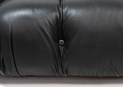 “Camaleonda” sofa by Mario Bellini for C&B Italia, 1970s This particular Camaleonda sofa represents a first edition crafted by C&B Italia, the predecessor of B&B Italia. Upholstered in its original black leather fabric, it comprises four modular sections totaling ten pieces. Originating from the 1970s, it has signs of use expected with its age, yet remains free from tears or significant scratches. The leather retains a remarkable vintage condition, adorned with a beautiful patina.
