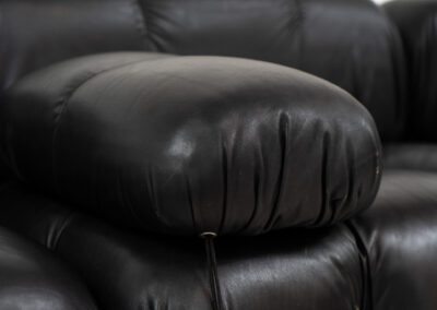 “Camaleonda” sofa by Mario Bellini for C&B Italia, 1970s This particular Camaleonda sofa represents a first edition crafted by C&B Italia, the predecessor of B&B Italia. Upholstered in its original black leather fabric, it comprises four modular sections totaling ten pieces. Originating from the 1970s, it has signs of use expected with its age, yet remains free from tears or significant scratches. The leather retains a remarkable vintage condition, adorned with a beautiful patina.