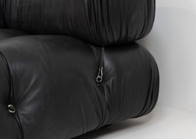 “Camaleonda” sofa by Mario Bellini for C&B Italia, 1970s This particular Camaleonda sofa represents a first edition crafted by C&B Italia, the predecessor of B&B Italia. Upholstered in its original black leather fabric, it comprises four modular sections totaling ten pieces. Originating from the 1970s, it has signs of use expected with its age, yet remains free from tears or significant scratches. The leather retains a remarkable vintage condition, adorned with a beautiful patina.