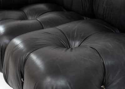 “Camaleonda” sofa by Mario Bellini for C&B Italia, 1970s This particular Camaleonda sofa represents a first edition crafted by C&B Italia, the predecessor of B&B Italia. Upholstered in its original black leather fabric, it comprises four modular sections totaling ten pieces. Originating from the 1970s, it has signs of use expected with its age, yet remains free from tears or significant scratches. The leather retains a remarkable vintage condition, adorned with a beautiful patina.