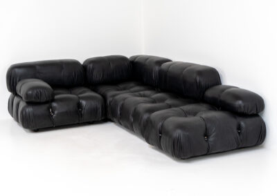 “Camaleonda” sofa by Mario Bellini for C&B Italia, 1970s This particular Camaleonda sofa represents a first edition crafted by C&B Italia, the predecessor of B&B Italia. Upholstered in its original black leather fabric, it comprises four modular sections totaling ten pieces. Originating from the 1970s, it has signs of use expected with its age, yet remains free from tears or significant scratches. The leather retains a remarkable vintage condition, adorned with a beautiful patina.