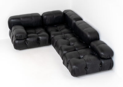 “Camaleonda” sofa by Mario Bellini for C&B Italia, 1970s This particular Camaleonda sofa represents a first edition crafted by C&B Italia, the predecessor of B&B Italia. Upholstered in its original black leather fabric, it comprises four modular sections totaling ten pieces. Originating from the 1970s, it has signs of use expected with its age, yet remains free from tears or significant scratches. The leather retains a remarkable vintage condition, adorned with a beautiful patina.