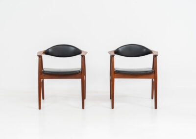 Stunning pair of midcentury armchairs by Erik Kirkegaard for Glostrup (Denmark, 1960s). A classy and hard to find design crafted out of solid teak. It features clean lines, organic shapes and a generously curved backrest. Clearly an example of Scandinavian quality, which we are used to from Kirkegaard’s work. The seats and backs are upholstered in the original skai leather. In great condition!