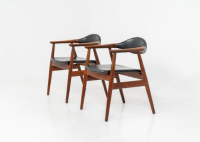 Stunning pair of midcentury armchairs by Erik Kirkegaard for Glostrup (Denmark, 1960s). A classy and hard to find design crafted out of solid teak. It features clean lines, organic shapes and a generously curved backrest. Clearly an example of Scandinavian quality, which we are used to from Kirkegaard’s work. The seats and backs are upholstered in the original skai leather. In great condition!