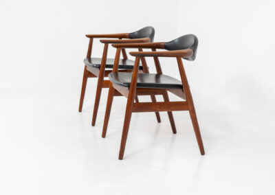 Stunning pair of midcentury armchairs by Erik Kirkegaard for Glostrup (Denmark, 1960s). A classy and hard to find design crafted out of solid teak. It features clean lines, organic shapes and a generously curved backrest. Clearly an example of Scandinavian quality, which we are used to from Kirkegaard’s work. The seats and backs are upholstered in the original skai leather. In great condition!