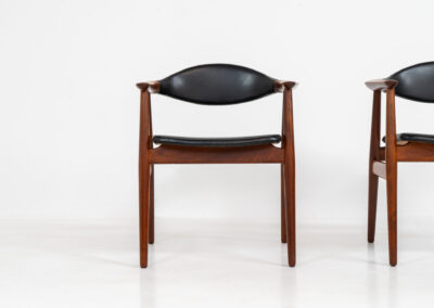 Stunning pair of midcentury armchairs by Erik Kirkegaard for Glostrup (Denmark, 1960s). A classy and hard to find design crafted out of solid teak. It features clean lines, organic shapes and a generously curved backrest. Clearly an example of Scandinavian quality, which we are used to from Kirkegaard’s work. The seats and backs are upholstered in the original skai leather. In great condition!