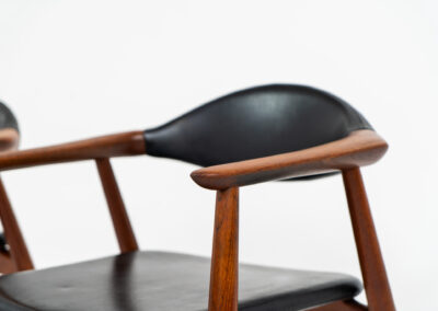 Stunning pair of midcentury armchairs by Erik Kirkegaard for Glostrup (Denmark, 1960s). A classy and hard to find design crafted out of solid teak. It features clean lines, organic shapes and a generously curved backrest. Clearly an example of Scandinavian quality, which we are used to from Kirkegaard’s work. The seats and backs are upholstered in the original skai leather. In great condition!
