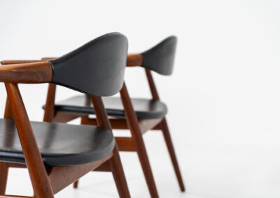 Stunning pair of midcentury armchairs by Erik Kirkegaard for Glostrup (Denmark, 1960s). A classy and hard to find design crafted out of solid teak. It features clean lines, organic shapes and a generously curved backrest. Clearly an example of Scandinavian quality, which we are used to from Kirkegaard’s work. The seats and backs are upholstered in the original skai leather. In great condition!