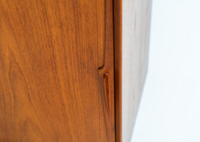 “Model 19” sideboard by Gunni Omann for Omann Jun (Denmark, 1960s). A high end teak piece containing four sliding doors, lots of storage space and eight convenient drawers on the inside. The combination of the typical Gunni Omann handles, the organic shapes and the warm golden woodgrain makes this a stunning Piece! The back is veneered aswell so it can be placed in the center of the room as a room divider for example. In very good condition, one of the handles has worn off a bit as shown on the pictures.