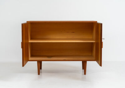 Midcentury cabinet by Børge Mogensen for Søborg Møbelfabrik (Denmark, 1960s). A simple and well-built piece by one of Denmark’s most influential designers, Børge Mogensen. It contains two doors with stunningly sculpted handles. Except for a small restoration mark on the back corner this piece is in wonderful condition. Labeled by maker and original key included.