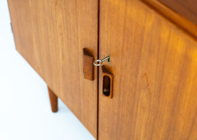 Midcentury cabinet by Børge Mogensen for Søborg Møbelfabrik (Denmark, 1960s). A simple and well-built piece by one of Denmark’s most influential designers, Børge Mogensen. It contains two doors with stunningly sculpted handles. Except for a small restoration mark on the back corner this piece is in wonderful condition. Labeled by maker and original key included.