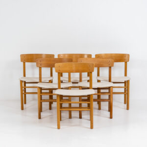 A set of 6 beautiful “Model 250” dining chairs by Farstrup (Denmark, 1956). They are made out of solid oak and the seats are newly upholstered in a high quality beige cotton & hemp fabric. These chairs are in very good condition and the oak has been beautifully aged!