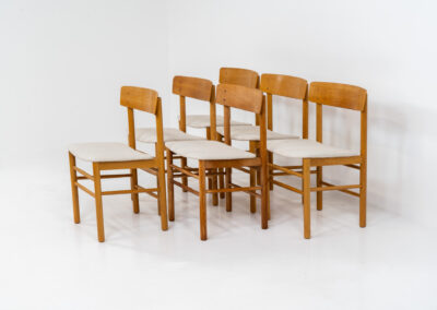 A set of 6 beautiful “Model 250” dining chairs by Farstrup (Denmark, 1956). They are made out of solid oak and the seats are newly upholstered in a high quality beige cotton & hemp fabric. These chairs are in very good condition and the oak has been beautifully aged!