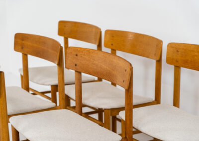 A set of 6 beautiful “Model 250” dining chairs by Farstrup (Denmark, 1956). They are made out of solid oak and the seats are newly upholstered in a high quality beige cotton & hemp fabric. These chairs are in very good condition and the oak has been beautifully aged!