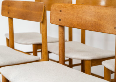 A set of 6 beautiful “Model 250” dining chairs by Farstrup (Denmark, 1956). They are made out of solid oak and the seats are newly upholstered in a high quality beige cotton & hemp fabric. These chairs are in very good condition and the oak has been beautifully aged!