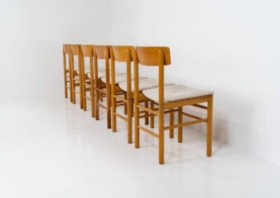 A set of 6 beautiful “Model 250” dining chairs by Farstrup (Denmark, 1956). They are made out of solid oak and the seats are newly upholstered in a high quality beige cotton & hemp fabric. These chairs are in very good condition and the oak has been beautifully aged!