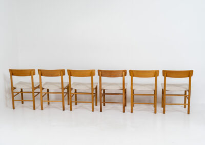 A set of 6 beautiful “Model 250” dining chairs by Farstrup (Denmark, 1956). They are made out of solid oak and the seats are newly upholstered in a high quality beige cotton & hemp fabric. These chairs are in very good condition and the oak has been beautifully aged!