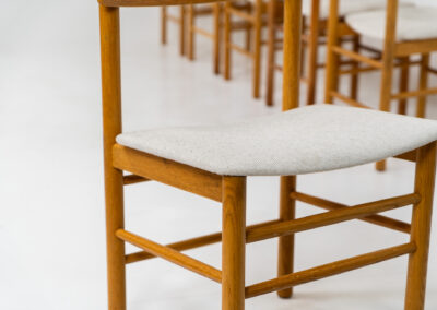 A set of 6 beautiful “Model 250” dining chairs by Farstrup (Denmark, 1956). They are made out of solid oak and the seats are newly upholstered in a high quality beige cotton & hemp fabric. These chairs are in very good condition and the oak has been beautifully aged!