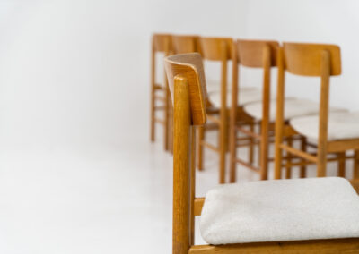 A set of 6 beautiful “Model 250” dining chairs by Farstrup (Denmark, 1956). They are made out of solid oak and the seats are newly upholstered in a high quality beige cotton & hemp fabric. These chairs are in very good condition and the oak has been beautifully aged!