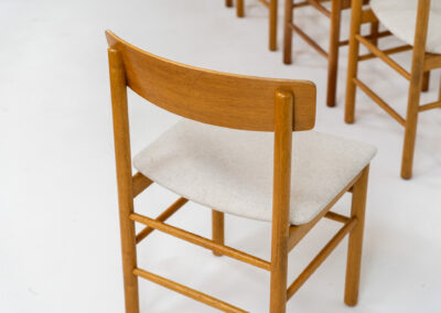 A set of 6 beautiful “Model 250” dining chairs by Farstrup (Denmark, 1956). They are made out of solid oak and the seats are newly upholstered in a high quality beige cotton & hemp fabric. These chairs are in very good condition and the oak has been beautifully aged!