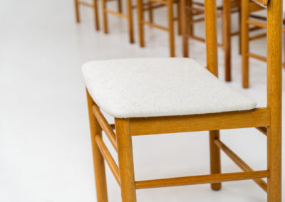 A set of 6 beautiful “Model 250” dining chairs by Farstrup (Denmark, 1956). They are made out of solid oak and the seats are newly upholstered in a high quality beige cotton & hemp fabric. These chairs are in very good condition and the oak has been beautifully aged!