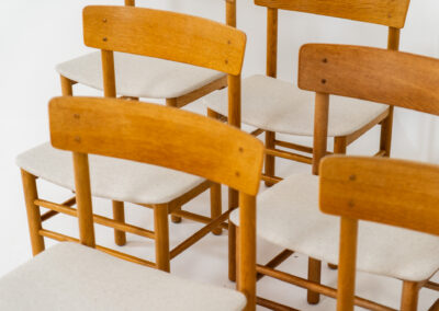 A set of 6 beautiful “Model 250” dining chairs by Farstrup (Denmark, 1956). They are made out of solid oak and the seats are newly upholstered in a high quality beige cotton & hemp fabric. These chairs are in very good condition and the oak has been beautifully aged!