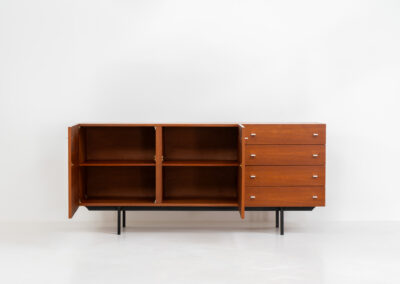 Modernist “1864” sideboard by Pierre Guariche for Meurop (Belgium, 1960s). A beautiful example of Belgian modernism! It features a warm meranti woodgrain, a sleek black lacquered metal frame and aluminium handles. It remains in very good condition with normal using traces.