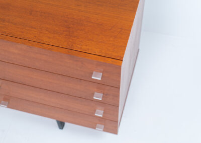 Modernist “1864” sideboard by Pierre Guariche for Meurop (Belgium, 1960s). A beautiful example of Belgian modernism! It features a warm meranti woodgrain, a sleek black lacquered metal frame and aluminium handles. It remains in very good condition with normal using traces.