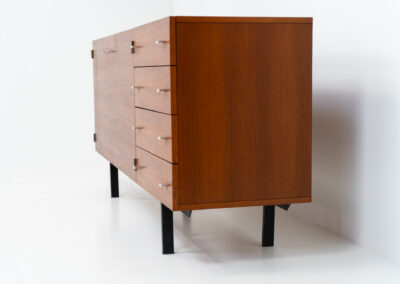 Modernist “1864” sideboard by Pierre Guariche for Meurop (Belgium, 1960s). A beautiful example of Belgian modernism! It features a warm meranti woodgrain, a sleek black lacquered metal frame and aluminium handles. It remains in very good condition with normal using traces.