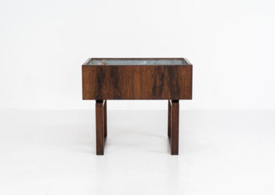 Rosewood planter by Kai Kristiansen for Salin Møbler (Denmark, 1960s). A nicely designed piece by a great designer. It contains a galvanized steel box inside which is perfectly water proof. This planter is very minimalistic, yet an eye catcher in the room. It is often used to store LP’s. In very good condition!