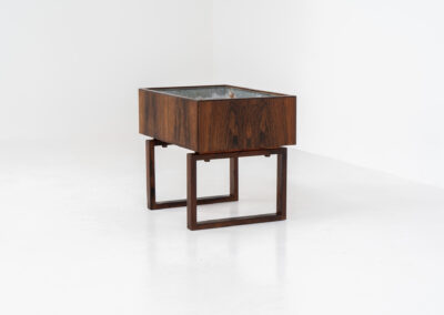 Rosewood planter by Kai Kristiansen for Salin Møbler (Denmark, 1960s). A nicely designed piece by a great designer. It contains a galvanized steel box inside which is perfectly water proof. This planter is very minimalistic, yet an eye catcher in the room. It is often used to store LP’s. In very good condition!