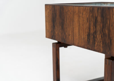 Rosewood planter by Kai Kristiansen for Salin Møbler (Denmark, 1960s). A nicely designed piece by a great designer. It contains a galvanized steel box inside which is perfectly water proof. This planter is very minimalistic, yet an eye catcher in the room. It is often used to store LP’s. In very good condition!