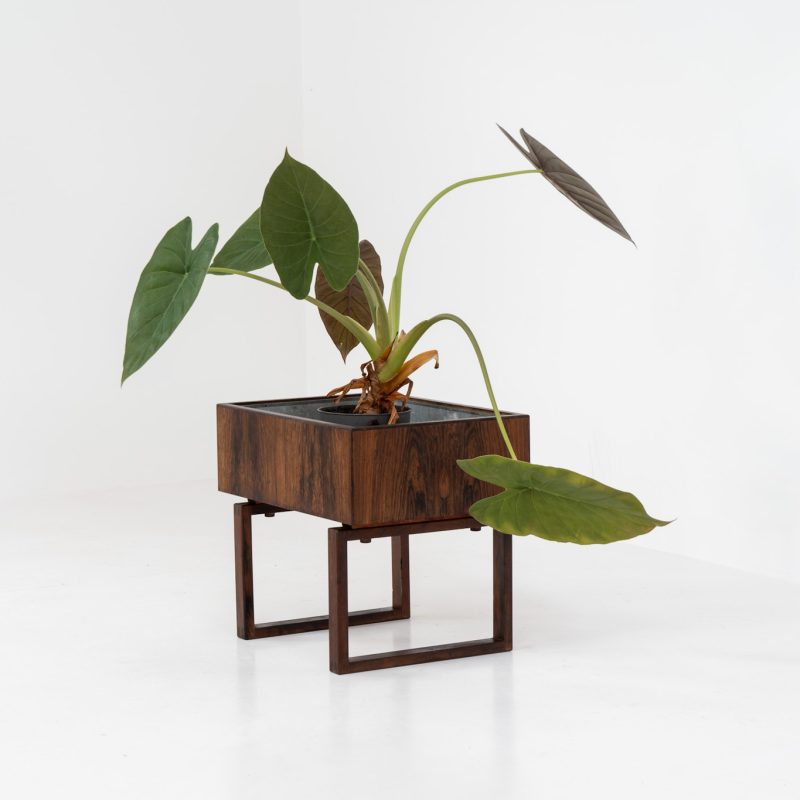 Rosewood planter by Kai Kristiansen for Salin Møbler (Denmark, 1960s). A nicely designed piece by a great designer. It contains a galvanized steel box inside which is perfectly water proof. This planter is very minimalistic, yet an eye catcher in the room. It is often used to store LP’s. In very good condition!
