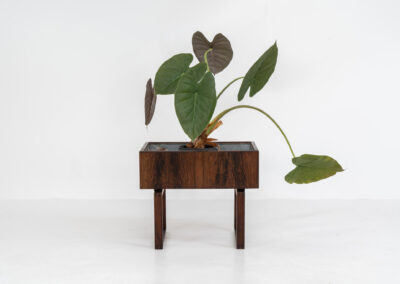 Rosewood planter by Kai Kristiansen for Salin Møbler (Denmark, 1960s). A nicely designed piece by a great designer. It contains a galvanized steel box inside which is perfectly water proof. This planter is very minimalistic, yet an eye catcher in the room. It is often used to store LP’s. In very good condition!