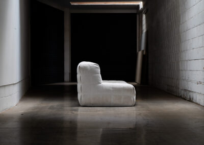 “Kashima” 2-seater sofa by Michel Ducaroy for Ligne Roset (France, 1970s). This example remains in original condition with the original off-white alcantara fabric. The fabric is in good vintage condition, the left side has a little more seat traces then the right side, but overall in very nice condition.