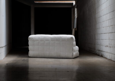 “Kashima” 2-seater sofa by Michel Ducaroy for Ligne Roset (France, 1970s). This example remains in original condition with the original off-white alcantara fabric. The fabric is in good vintage condition, the left side has a little more seat traces then the right side, but overall in very nice condition.