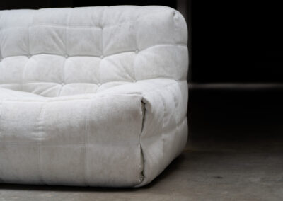 “Kashima” 2-seater sofa by Michel Ducaroy for Ligne Roset (France, 1970s). This example remains in original condition with the original off-white alcantara fabric. The fabric is in good vintage condition, the left side has a little more seat traces then the right side, but overall in very nice condition.