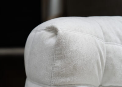 “Kashima” 2-seater sofa by Michel Ducaroy for Ligne Roset (France, 1970s). This example remains in original condition with the original off-white alcantara fabric. The fabric is in good vintage condition, the left side has a little more seat traces then the right side, but overall in very nice condition.