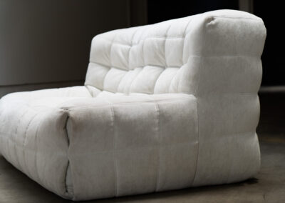 “Kashima” 2-seater sofa by Michel Ducaroy for Ligne Roset (France, 1970s). This example remains in original condition with the original off-white alcantara fabric. The fabric is in good vintage condition, the left side has a little more seat traces then the right side, but overall in very nice condition.
