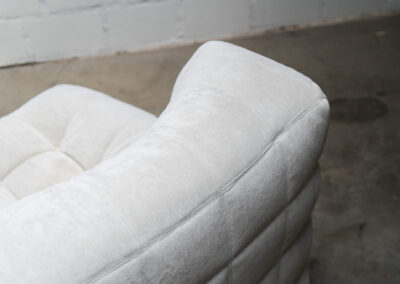 “Kashima” 2-seater sofa by Michel Ducaroy for Ligne Roset (France, 1970s). This example remains in original condition with the original off-white alcantara fabric. The fabric is in good vintage condition, the left side has a little more seat traces then the right side, but overall in very nice condition.