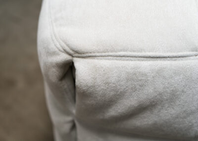 “Kashima” 2-seater sofa by Michel Ducaroy for Ligne Roset (France, 1970s). This example remains in original condition with the original off-white alcantara fabric. The fabric is in good vintage condition, the left side has a little more seat traces then the right side, but overall in very nice condition.