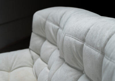 “Kashima” 2-seater sofa by Michel Ducaroy for Ligne Roset (France, 1970s). This example remains in original condition with the original off-white alcantara fabric. The fabric is in good vintage condition, the left side has a little more seat traces then the right side, but overall in very nice condition.