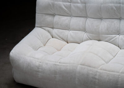 “Kashima” 2-seater sofa by Michel Ducaroy for Ligne Roset (France, 1970s). This example remains in original condition with the original off-white alcantara fabric. The fabric is in good vintage condition, the left side has a little more seat traces then the right side, but overall in very nice condition.